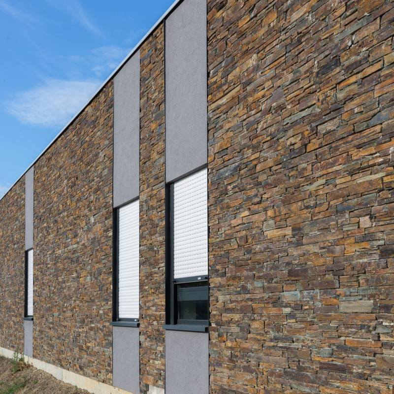 Parement en plaquette multicolore pour grand angle béton