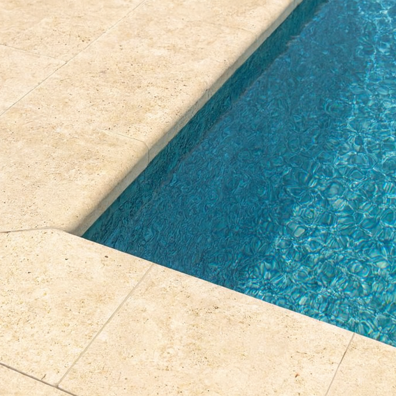 Margelle de piscine Travertin light 1er choix bord arrondi Margelle de piscine Travertin light 1er choix bord arrondi